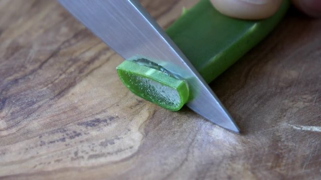 Aloe Vera wird mit einem Messer in Scheiben geschnitten