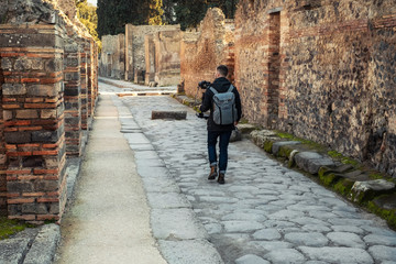 Obraz na płótnie Canvas Videographer filming ruins of famous Pompeii city, Italy