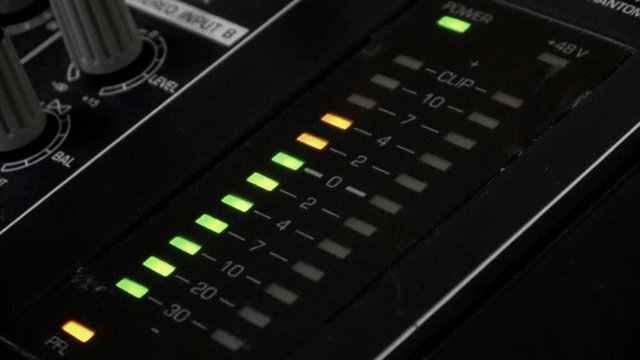 Nahaufnahme von einem Mischpult in einem Studio
