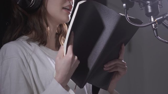 声優　音読