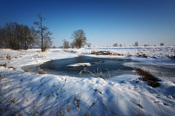 Verschneiter Winter Spaziergang bei strahlendem Sonnenschein entlang der Schmutter bei Meitingen im...