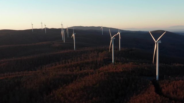 Video aereo di un parco eolico poco dopo l'alba