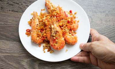 Fried prawns with garlic and chili