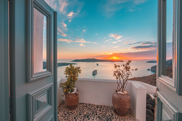 Geweldig avond uitzicht op het eiland Santorini. Schilderachtige lente zonsondergang op de beroemde Griekse badplaats Fira, Griekenland, Europa. Reizende concept achtergrond. Post-bewerkte foto in artistieke stijl. Zomervakantie