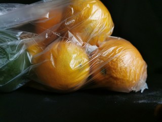 naranja en bolsa de pl&aacute;stico