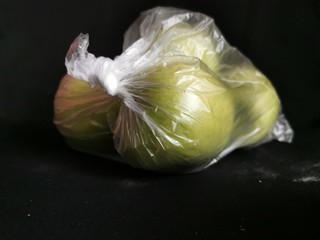manzana en bolsa de pl&aacute;stico