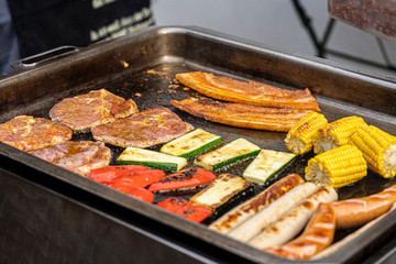 Fleisch und Gemüse auf dem Grill