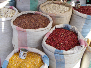 Grains secs en vrac sur un marché de Madagascar