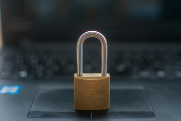 Cerrojo dorado encima de un ordenador portátil 