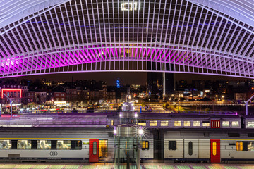 Un train charge son passager