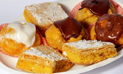 Dolci freschi di pasticceria pronti per essere gustati.