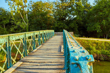Obraz premium Iron and timber foot bridge over canal d'ille et rance, early morning. Brittany France