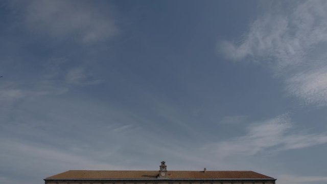 N&aacute;poles. Avi&oacute;n y nubes sobre el Palacio Real, Plaza del Plebiscito. Campania,Italia, Europa.