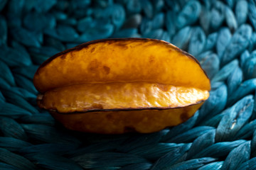 leuchtende orangefarbene Karambole, die tropische Sternfruccht