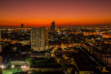 The blurry background of the bokeh, the colorful lights of the capital's residences, the beauty of the night shows the distribution of various types of residences (condominiums, offices, houses).