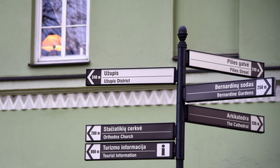 Mast mit Wegweisern in der Freien Republik Užupis