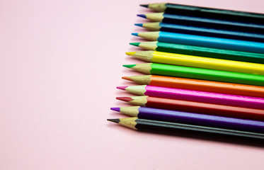 Zestaw kolorowych kredek na jednolitym tle © andsko