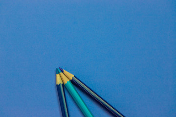 Niebieskie tło, kredki © andsko