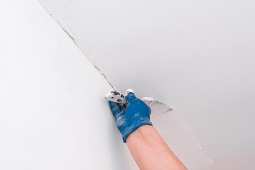 Using a spatula align the wall. Interior decoration.