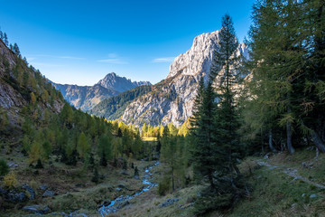 Fototapeta na wymiar The Carnic Alps in a colorful autumn day