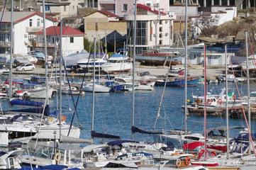 Fototapeta na wymiar boats along the pier