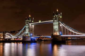 Fototapeta na wymiar ower Bridge at night