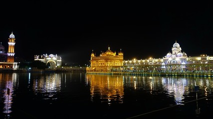 Fototapeta premium The Golden Temple (Harmandir Sahib) at night. The holiest Gurdwara and the most important pilgrimage site of Sikhism