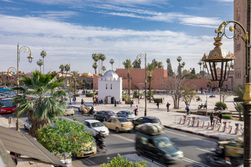 Marrakesz ulica Medina ruch samochody plac palmy
