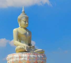 Fototapeta premium Buddha on blue sky background Beautiful ancient art