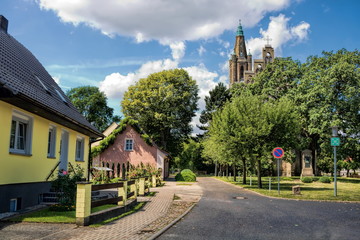 fehrbellin, deutschland - idylle mit der alten stadtkirche