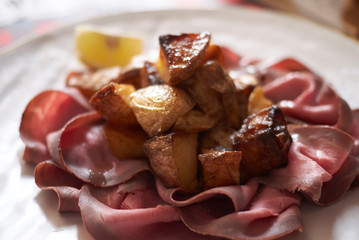 Roast beef slices with roasted potatoes