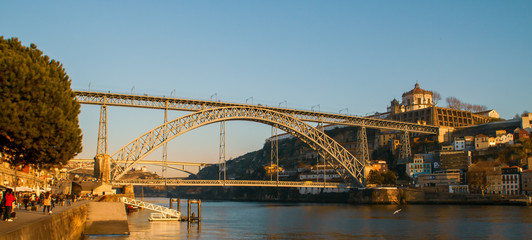 Puente de Dom Luis I sobre el río Duero entre las ciudades de Porto y Vila Nova de Gaia en Portugal.