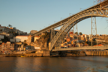 Fototapeta na wymiar Puente de Dom Luis I sobre el río Duero entre las ciudades de Porto y Vila Nova de Gaia en Portugal.