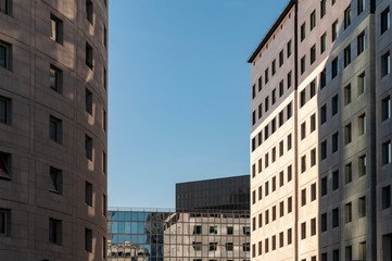 Fototapeta na wymiar Paris. La défense. bâtiments et tour du quartier des affaires. buildings and tower of the business district.