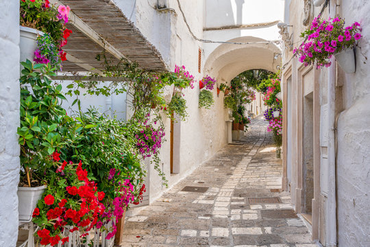 Fototapeta Scenic sight in Ostuni on a sunny summer day, Apulia (Puglia), southern Italy. 