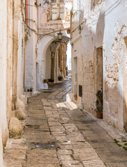 Fototapeta premium Malowniczy widok w Ostuni w słoneczny letni dzień, Apulia (Apulia), południowe Włochy.