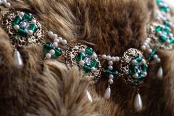 Schmuckstück auf Fell