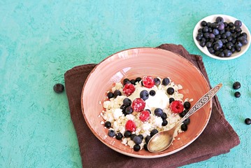 Breakfast, fresh organic farm cottage cheese with sour cream and berries, fresh blueberries and frozen raspberries. Healthy food. Quick breakfasts. School breakfasts.