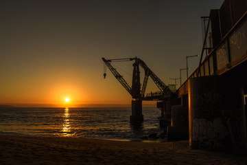Obraz premium muelle vergara sobre oceano pacífico al atardecer