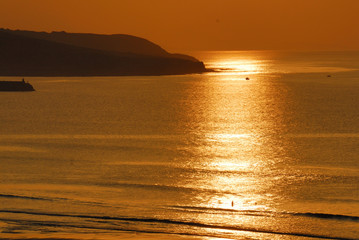 Atardecer dorado frente al mar