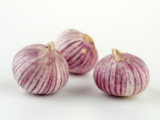 Fototapeta premium Fresh garlic on market table closeup photo. Vitamin healthy food spice image. Spicy cooking ingredient picture.