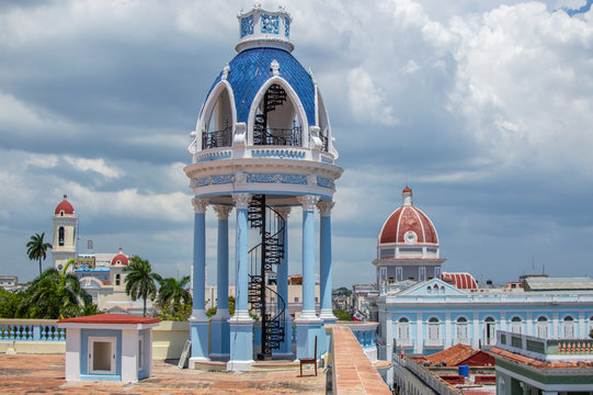 Cienfuegos, Cuba. Palacio Ferrer en el Parque Jos&eacute; Mart&iacute;, Casa de la Cultura Benjamin Duarte. Bonito edificio cl&aacute;sico azul con columnas blancas.