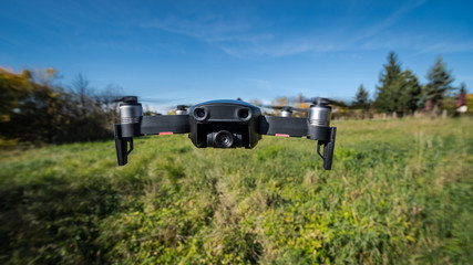 dron nad zielonym polem © Tomasz