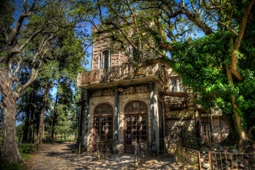 Obraz premium GONZALEZ CATAN, ARGENTINA, SEPTEMBER 28, 2019: cobblestone path through abandoned buildings in the amazing medieval town of Campanopolis.