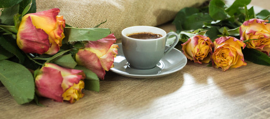 Obraz na płótnie Canvas Fresh italian style coffee next to flower bouquet