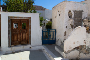 Fototapeta premium Gasse mit Hauseingang in Emborió auf Santorin in Griechenland