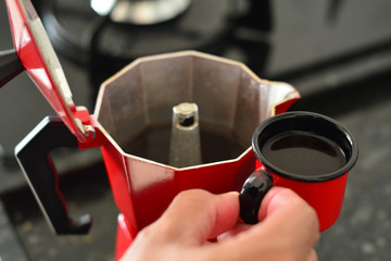 Servir café na xícara