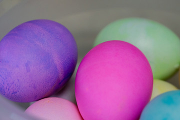 Fototapeta na wymiar Easter eggs in a white bowl