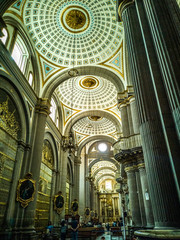 Obraz premium Interior de catedral con moisaco y bovedas