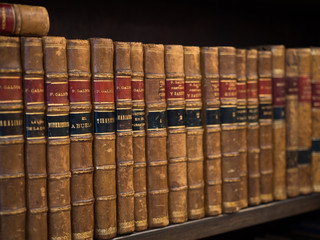 古書が並ぶ本棚